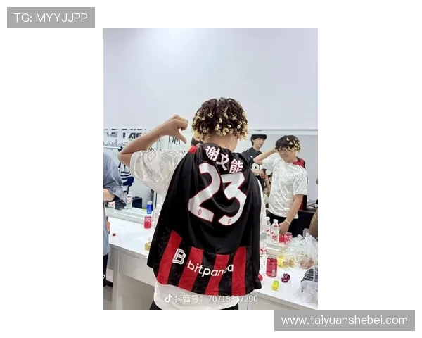 谢文能考驾照学车途中引人注目身穿米兰最新款球衣成为驾校焦点 谢文能考驾照学车途中引人注目身穿米兰最新款球衣成为驾校焦点