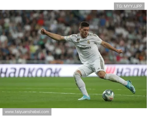 齐达内赠送签名皇马球衣致敬法国10000米冠军格雷西耶 齐达内赠送签名皇马球衣致敬法国10000米冠军格雷西耶